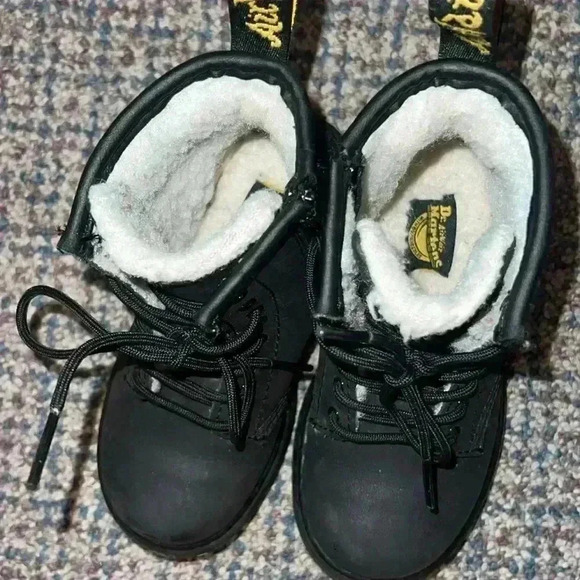 Kids Dr Martens with fuzzy liner size 9 - Picture 3 of 6